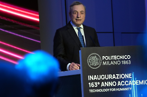 Draghi al Polimi: &laquo;Avanzare sull'IA. Pu&ograve; portare produttivit&agrave; record&raquo;