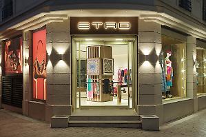 Etro cambia pelle, la famiglia lascia. Genny entra nel nuovo assetto
