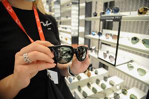 Ray-Ban Meta, ordini oltre le scorte. Ma stop al lancio in Italia e in Europa
