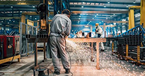 Industria lombarda a +0,7% nei tre mesi. Produzione a +0,7%, ordini esteri a +4,1%