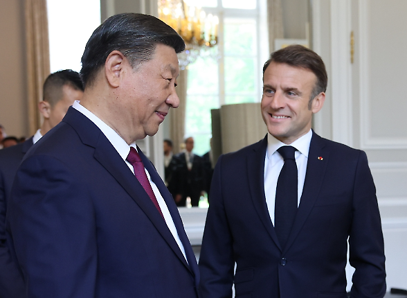 Macron 'equilibrista' a Pechino, tra auto elettriche ed export caseario