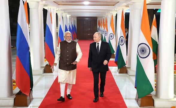 Putin promette a Modi &ldquo;consegne ininterrotte&rdquo; di gas, carbone e petrolio. E riequilibra gli scambi