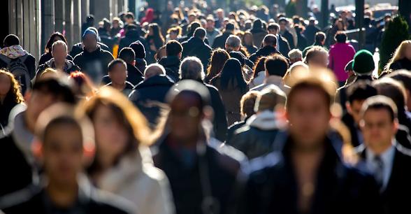 Folla. Fonte: Adobe Stock.