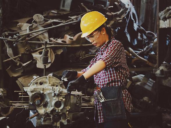 Una lavoratrice della metalmeccanica