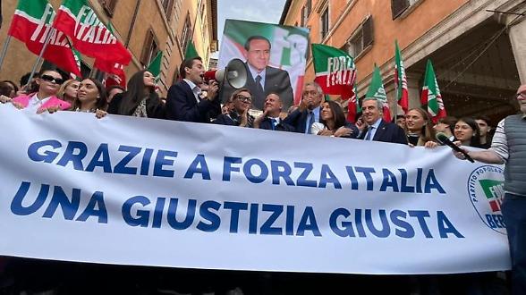 Corteo di Forza Italia a favore del referendum. Fonte: Adobe Stock.