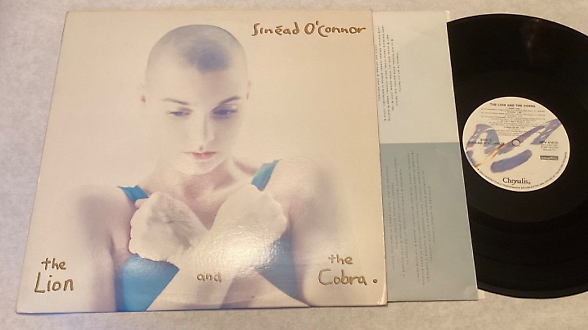 Da ascoltare e riscoprire, una voce spiazzante