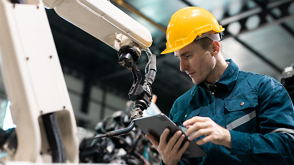 Lavoro, produttivit&agrave; e salario minimo. Cosa chiedono manager e imprenditori al governo Meloni per il 2026 