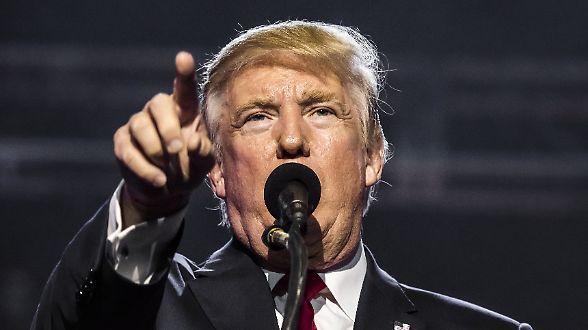 Trump attacca l&rsquo;Alleanza: &laquo;Nessuno teme Nato senza Usa&raquo;. Ma (per ora) non la abbandona