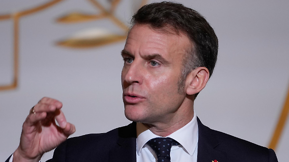 Macron: &laquo;Usa lontani dagli alleati&raquo;. E il Congresso prova a frenare Trump